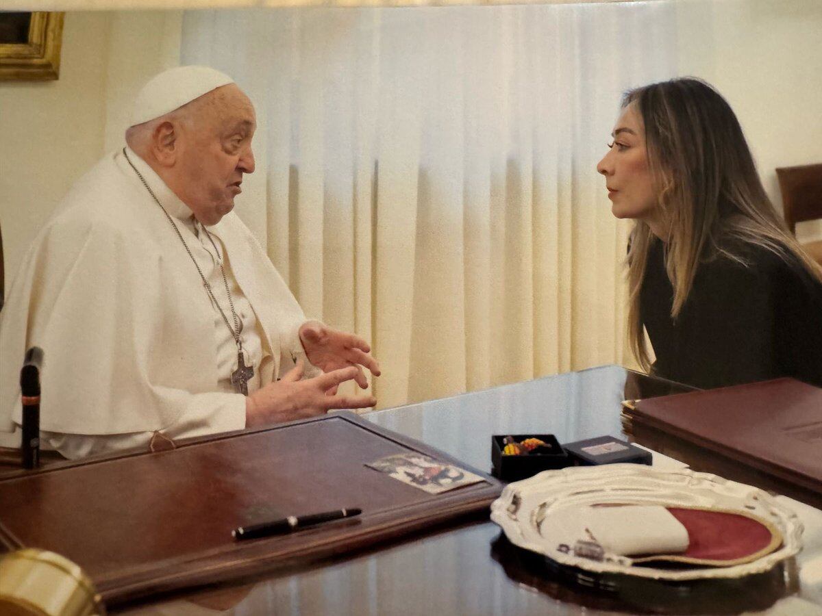 Katherine Miranda oró junto al Papa Francisco por Colombia durante su encuentro de febrero - crédito @KatheMirandaP/X