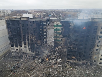 Una vista aérea muestra un edificio residencial destruido por los bombardeos, mientras continúa la invasión rusa de Ucrania, en el asentamiento de Borodyanka en la región de Kiev (Reuters)