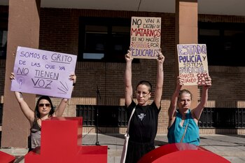 Varias personas protestan por el