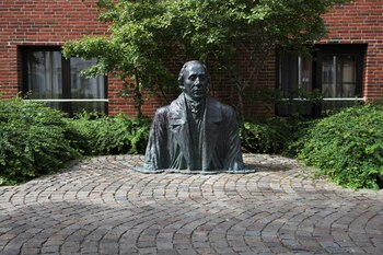 Estatua del escritor danés Hans Christian Andersen, en Odense. En la ciudad natal del autor de cuentos infantiles se encuentran tanto las estatuas como sus cuentos a la vuelta de cada esquina. Ahora se abre allí un nuevo museo, el Hans Christian Andersen Hus. Foto: Steffen Trumpf/dpa
