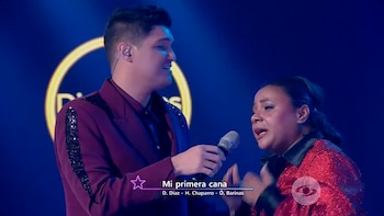La noche alcanzó uno de sus momentos más destacados cuando Elder Dayán subió al escenario para interpretar junto a la concursante un fragmento de 'Mi primera cana', generando ovaciones y comentarios en redes - Crédito: captura de pantalla Caracol Televisión