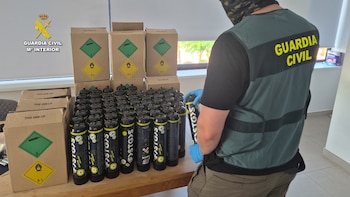 Botellas de óxido nitroso incautadas en Tenerife. (Guardia Civil)