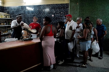 FOTO DE ARCHIVO: Personas hacen fila para comprar arroz en una tienda estatal en el centro de La Habana, Cuba, el 10 de mayo de 2019. REUTERS/Alexandre Meneghini/Foto de archivo