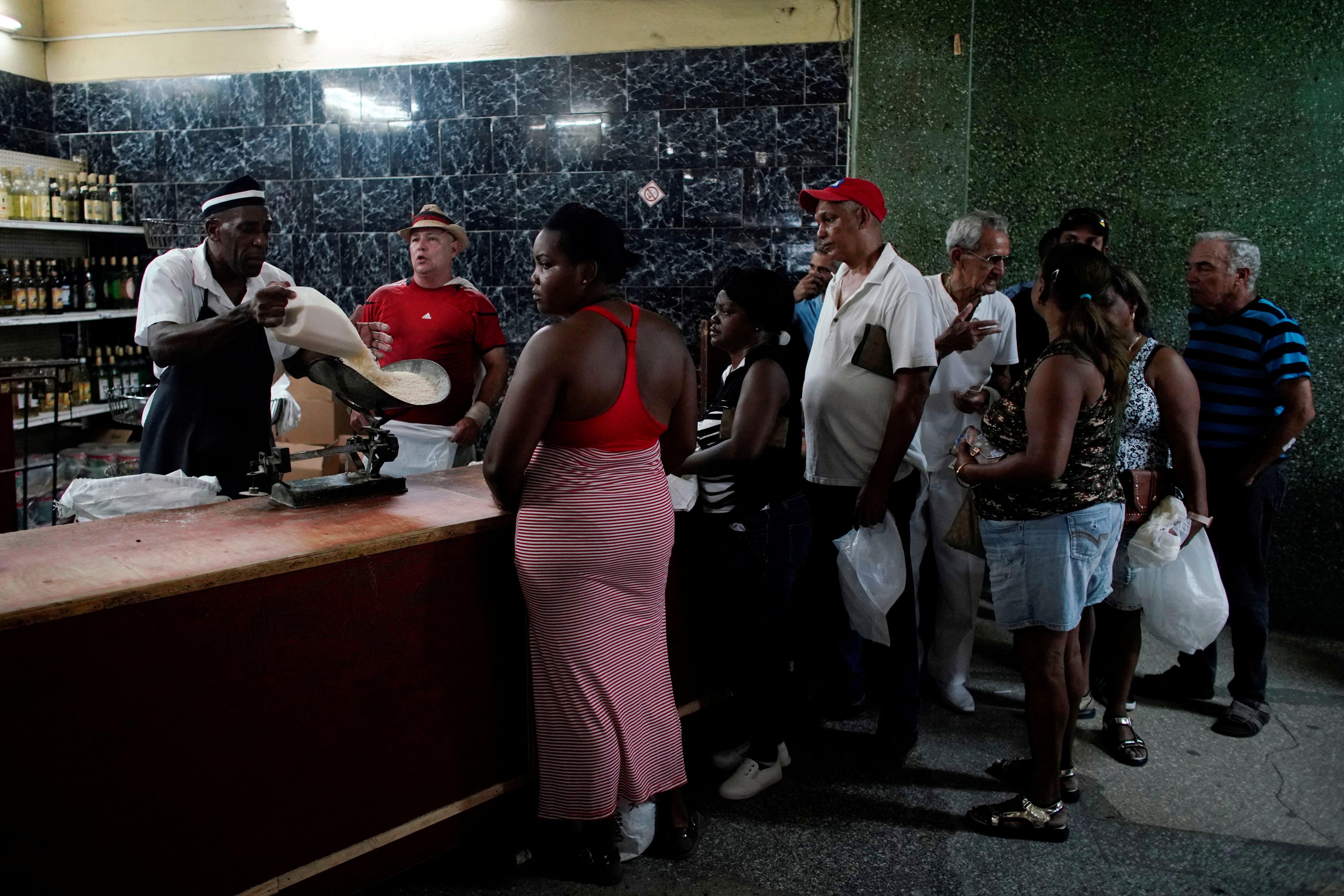FOTO DE ARCHIVO: Personas hacen fila para comprar arroz en una tienda estatal en el centro de La Habana, Cuba, el 10 de mayo de 2019. REUTERS/Alexandre Meneghini/Foto de archivo