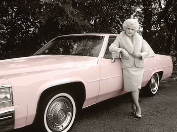 Mary Kay Ash posa con un Cadillac rosa