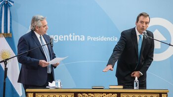 Alberto Fernández toma juramento a