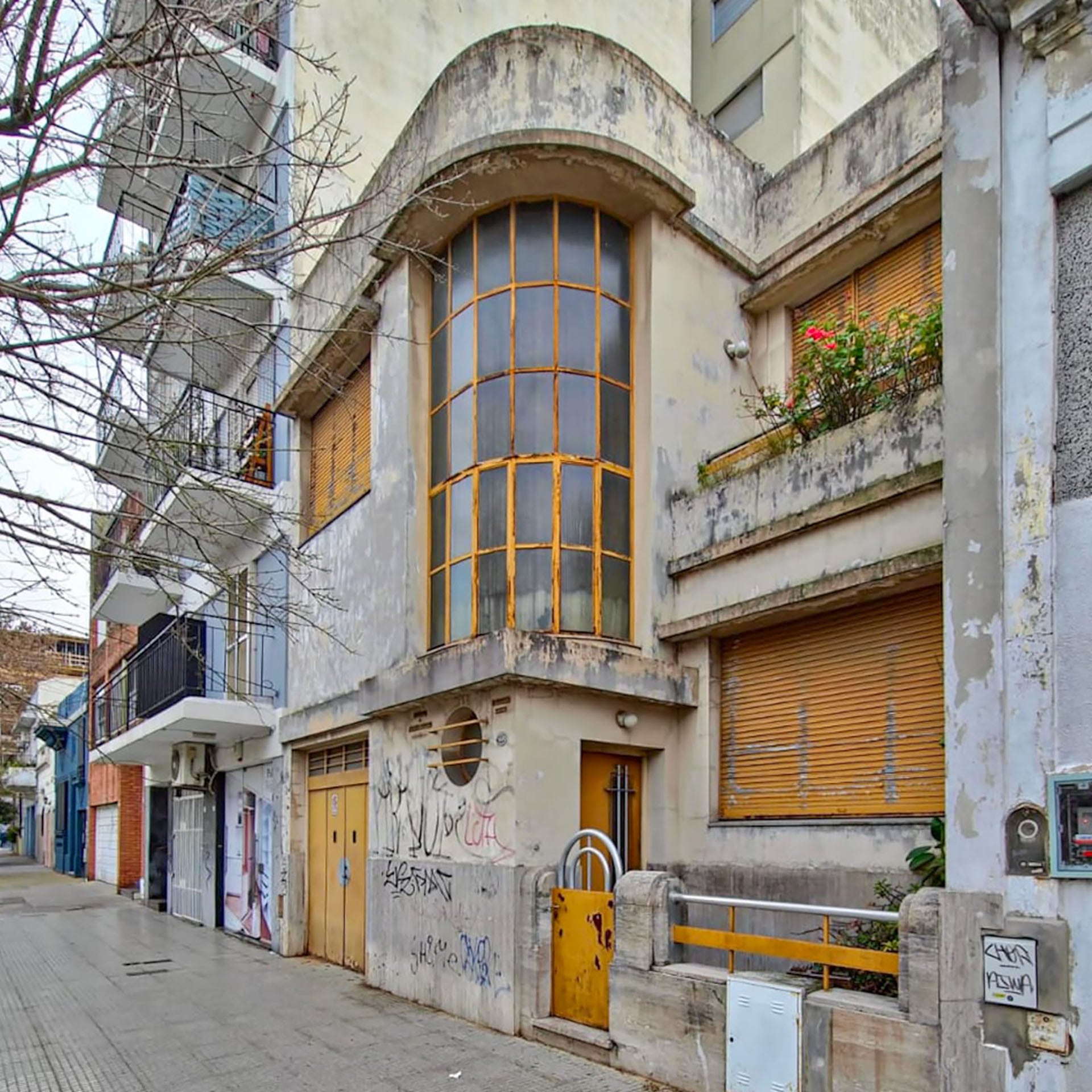 Pablo recorre los barrios en busca de joyas arquitectónicas