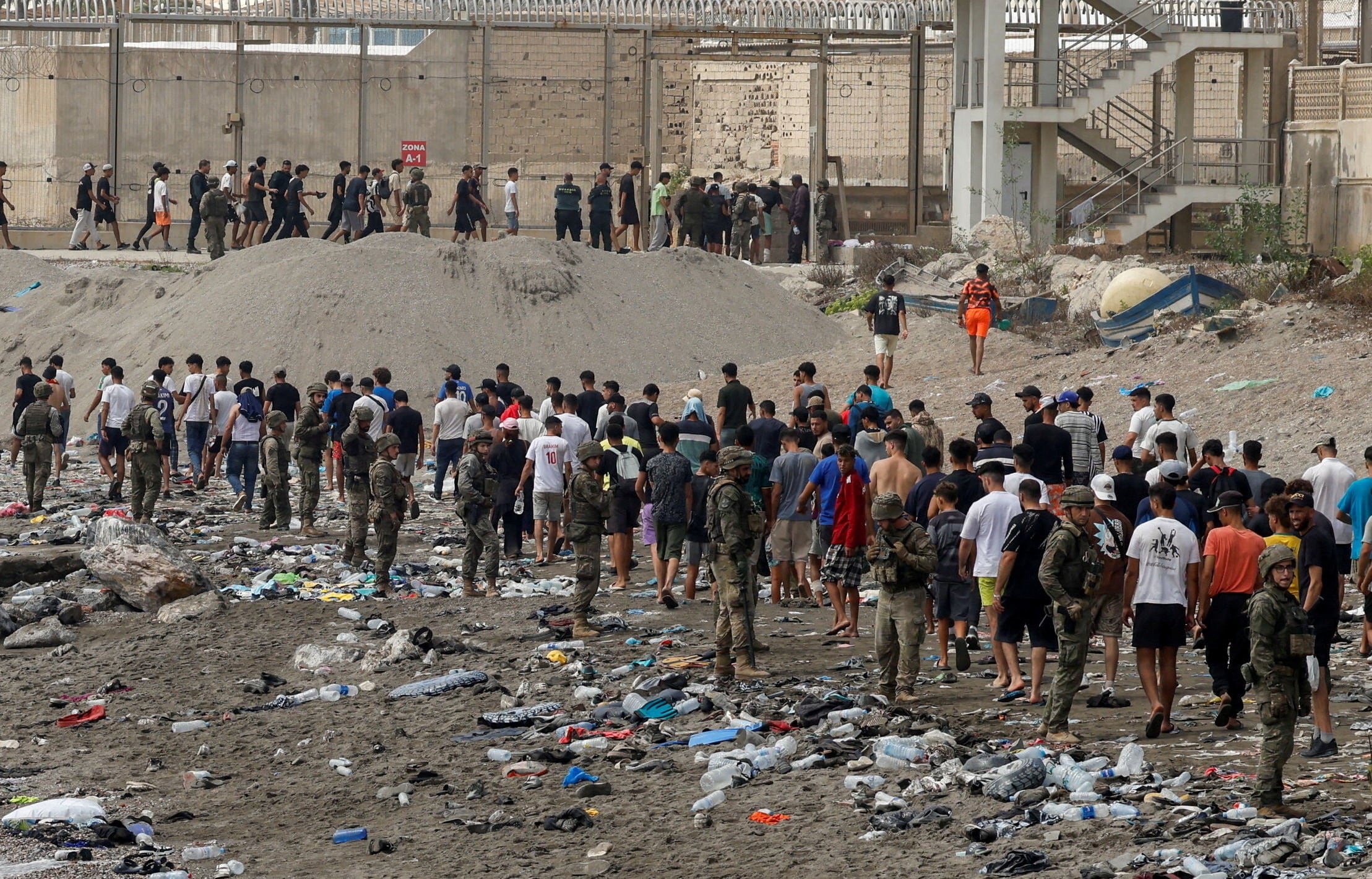 Migrantes provenientes de Marruecos acceden a Ceuta (REUTERS/Jon Nazca)