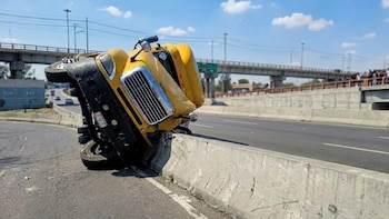 Volcadura de un tráiler provoca cierre parcial del Puente de la Concordia, en Iztapalapa