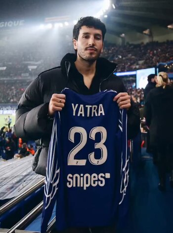 Sebastián Yatra posó con la camiseta del PSG - crédito @PSG_espanol/X