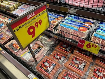 Un cartel con el precio de unas salchichas en un supermercado de Los Ángeles, California, EEUU