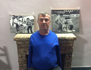 Víctor, en su casa, junto