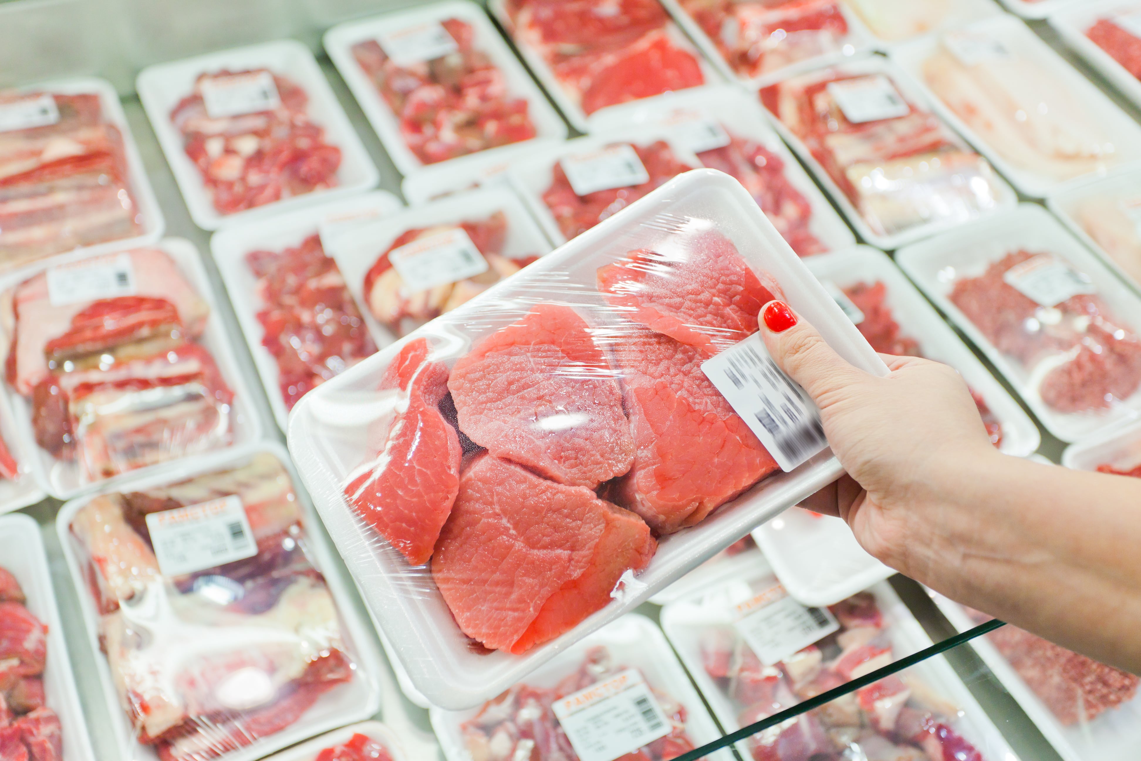 Un carnicero advierte sobre la carne envasada de supermercado (Adobe Stock)
