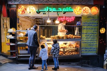 Dos niños compran dulces en