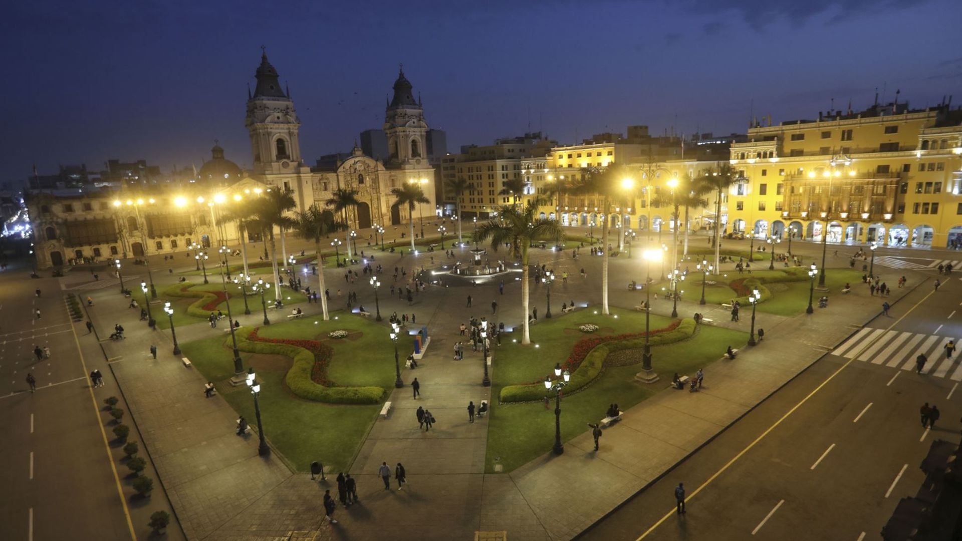La proclamación de la independencia del Perú se realizó en cuatro plazas de Lima el 28 de julio de 1821. La primera ceremonia tuvo lugar en la Plaza de Armas, el centro político y religioso de la ciudad, donde José de San Martín enarboló el nuevo pendón de la libertad ante la multitud. (Andina)