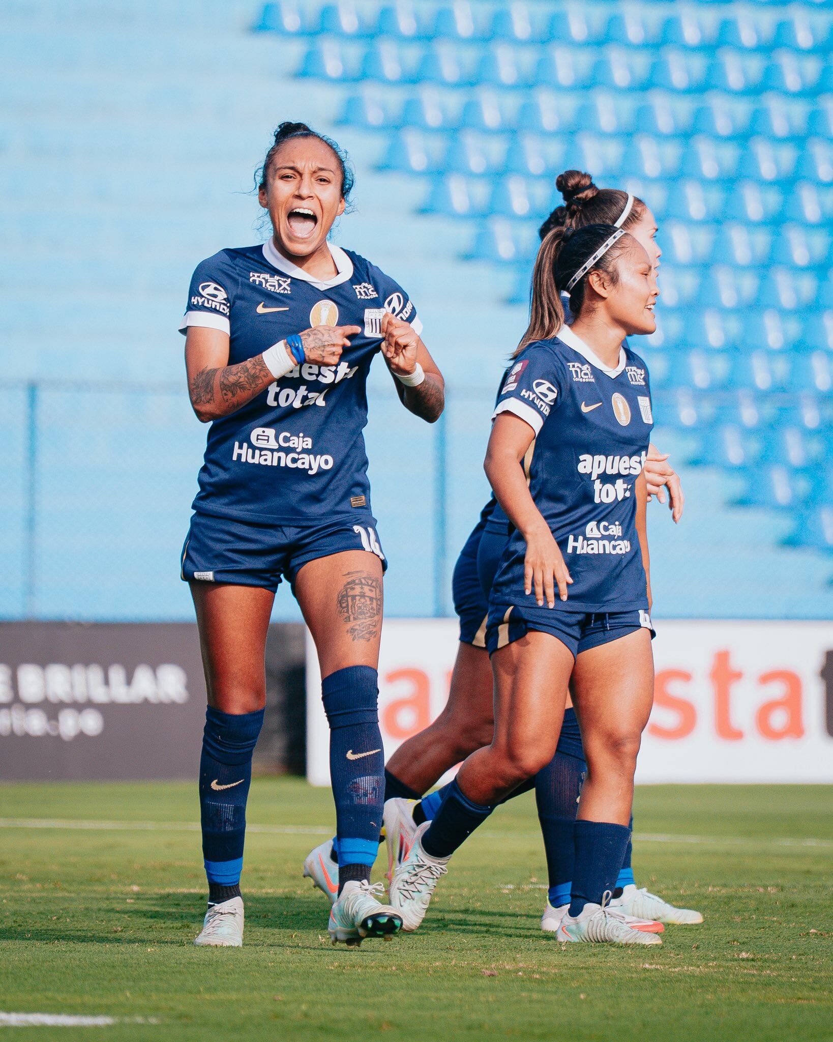La celebración de Alison Reyes luego de anotarle a Sporting Cristal en la semifinal ida de la Liga Femenina 2025.