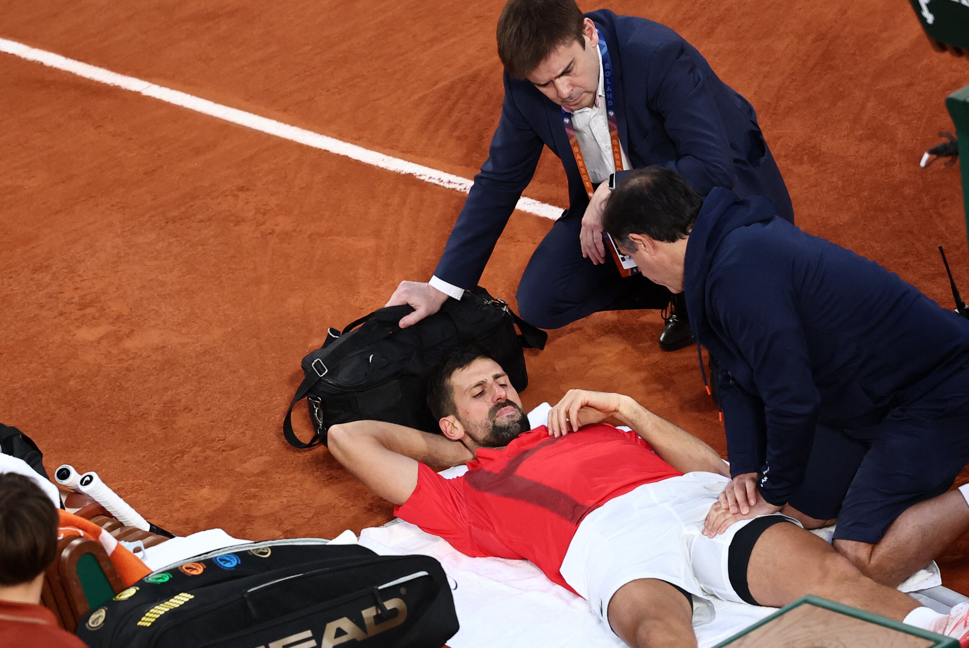 Novak Djokovic fue atendido en París por un dolor en su pierna izquierda (REUTERS/Gonzalo Fuentes)