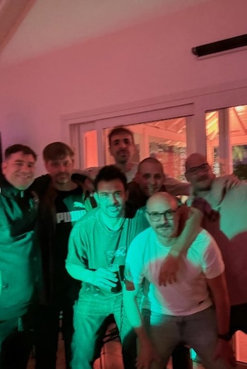 Junto a sus amigos de toda la vida, Darío Cvitanich disfrutó de su fiesta de cumpleaños organizada de sorpresa por Ivana Figueiras (Instagram)