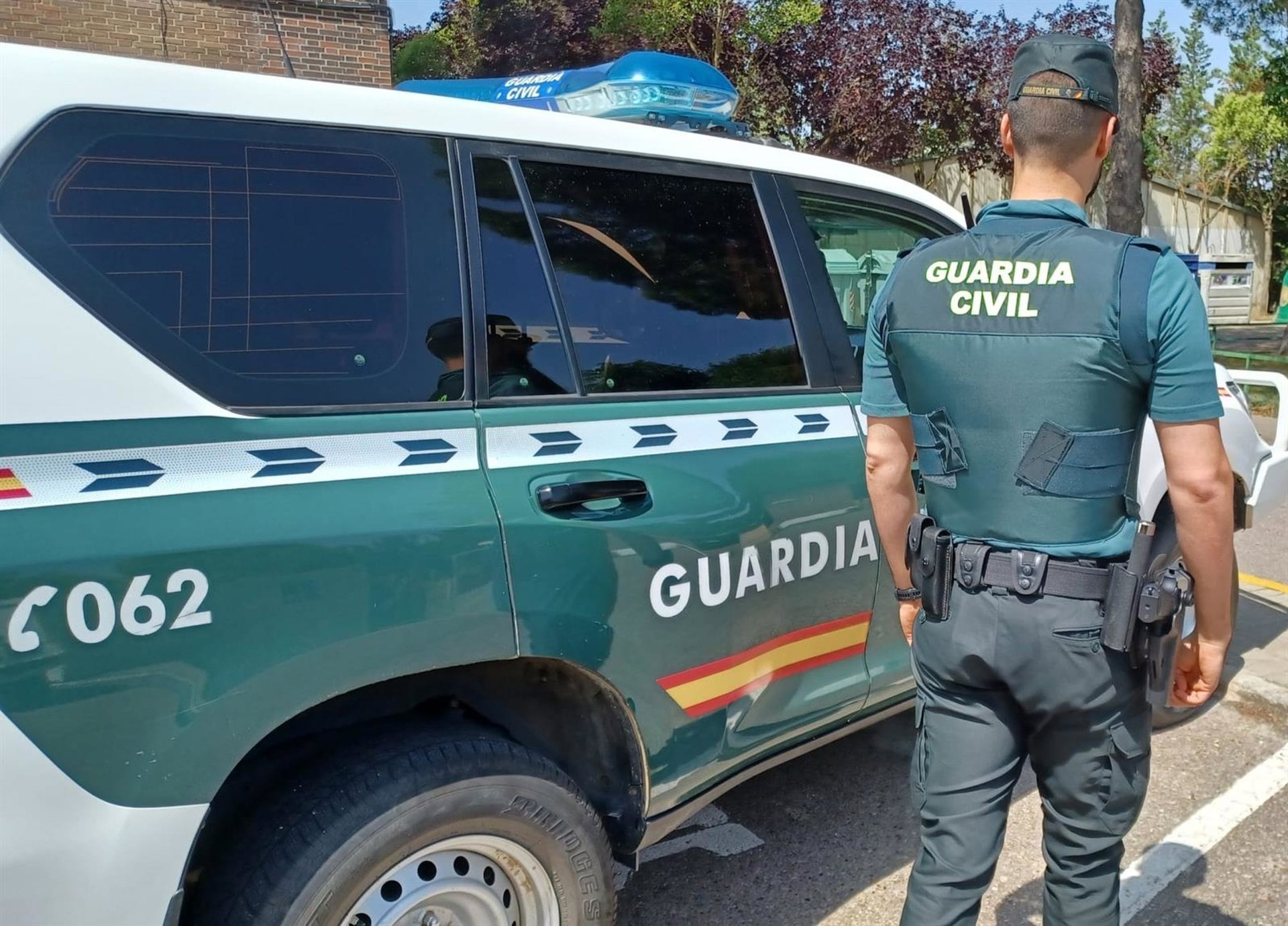 Un agente y un coche de la Guardia Civil.POLITICA GUARDIA CIVIL DE VALLADOLID