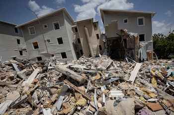 Los cuerpos de una pareja que había migrado desde Estados Unidos fueron hallados bajo los escombros de un edificio colapsado en Venezuela tras los terremotos (EFE)