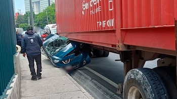 Tráiler sin frenos aplasta automóvil con cinco ocupantes en Santa Fe: todos resultan lesionados