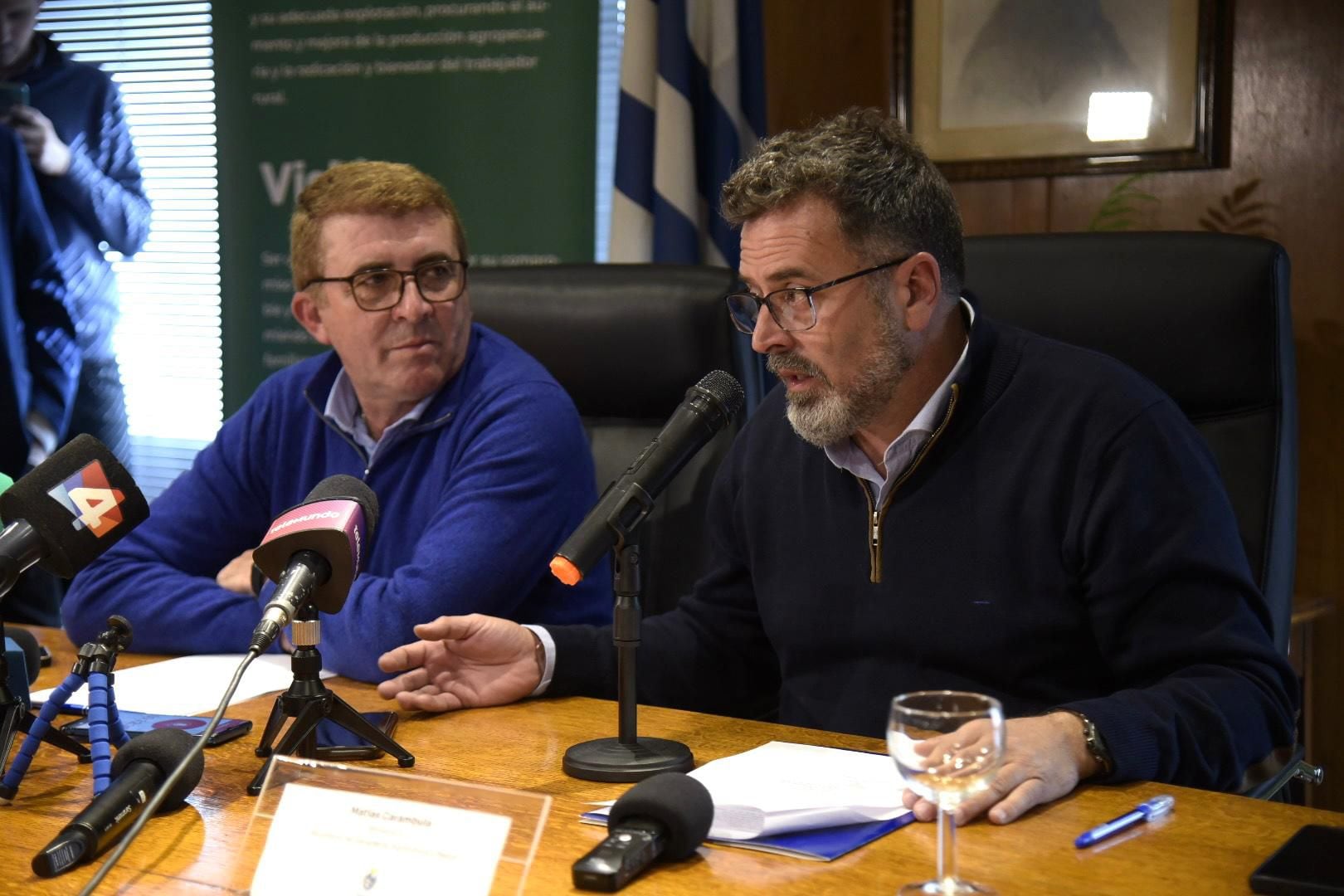 El presidente de Colonización, Eduardo Viera, junto al viceministro de Ganadería, Matías Carámbula, explicando la compra de un campo por parte del Estado uruguayo (INC)