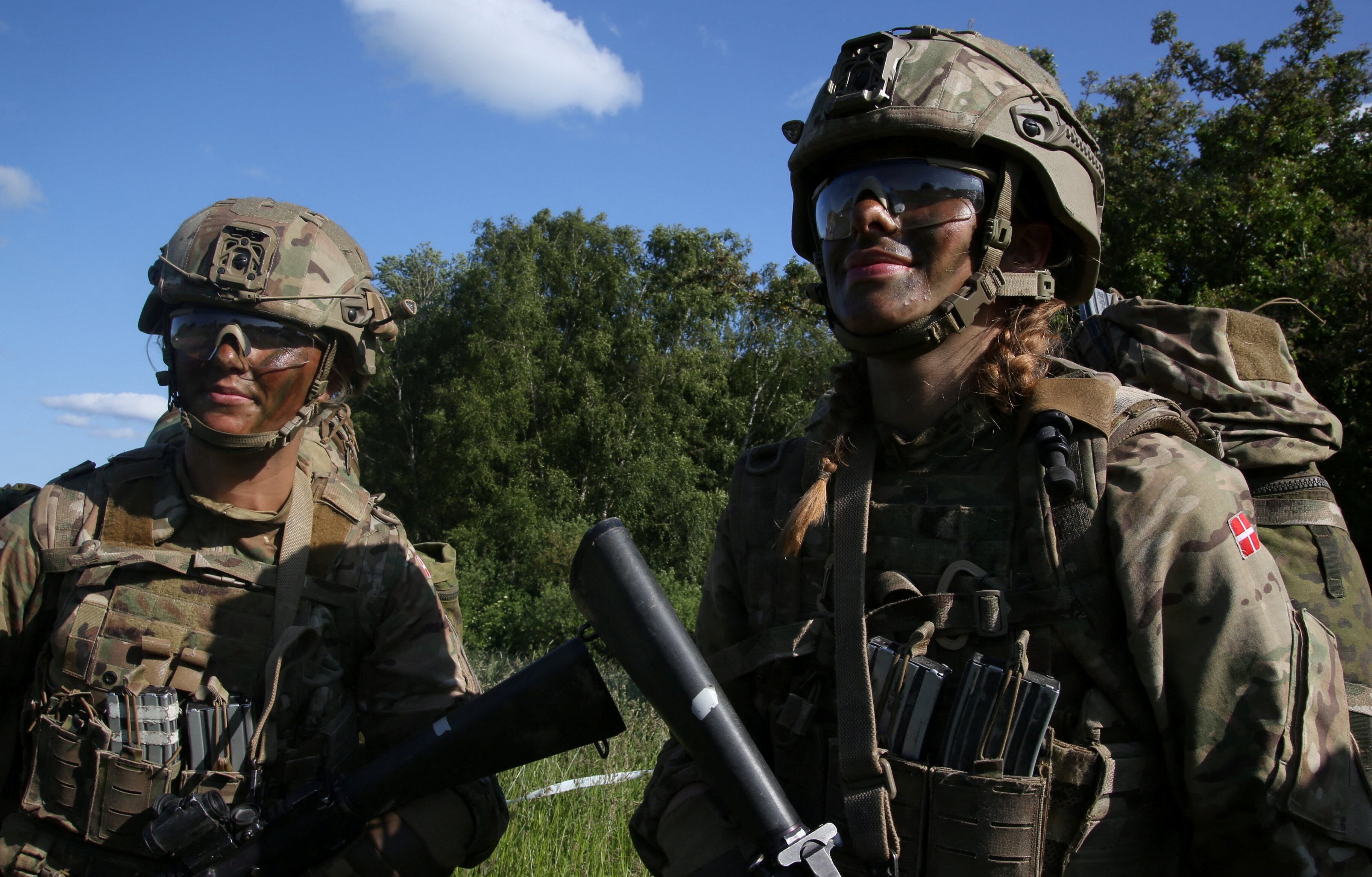 Soldados de la Guardia Real Danesa participan en un ejercicio de entrenamiento en Hovelte, Dinamarca, el 11 de junio de 2025. REUTERS/ Tom Little