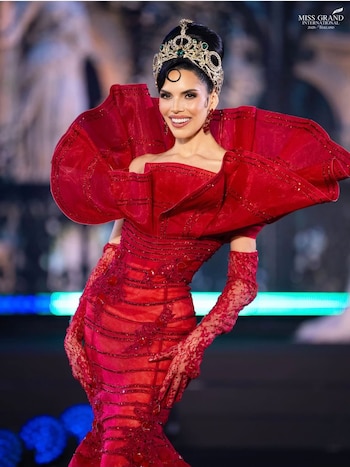 La representante de la isla transformó la prueba de talento en una celebración de la cultura, la música y la herencia hispana (Cortesía: Miss Grand 2026).