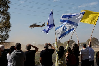 Un helicóptero con rehenes liberados