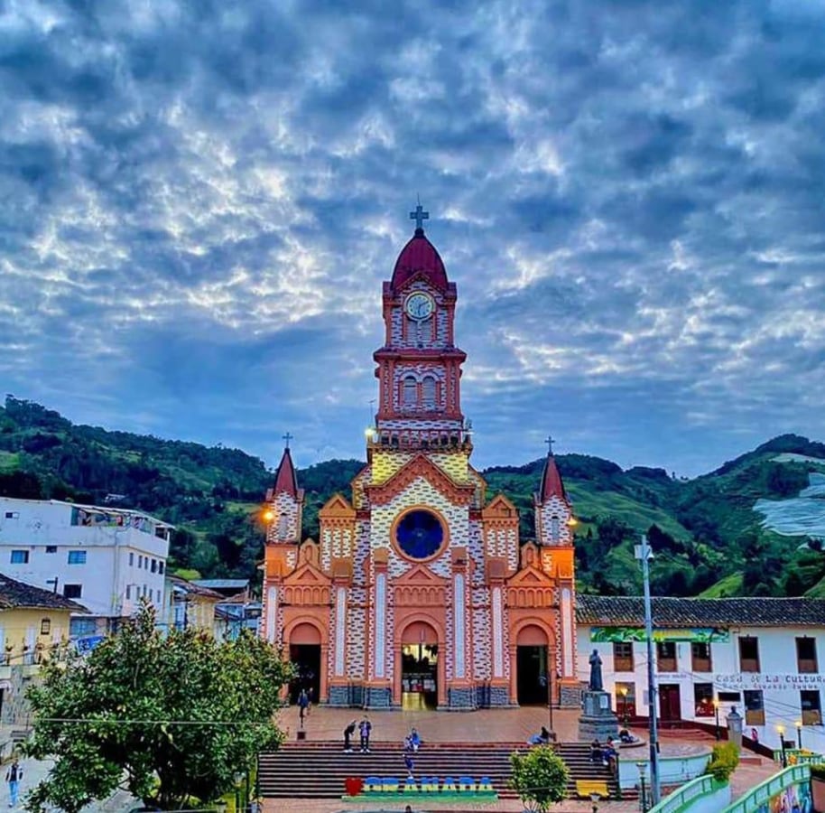 Integrantes del Bloque Metro de las Autodefensas Unidas de Colombia retuvieron a las dos hermanas en la plaza principal de Granada - crédito Parroquia Santa Bárbara Granada Antioquia/Facebook