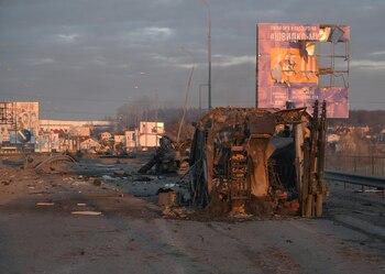 Un vehículo destruido en Kiev