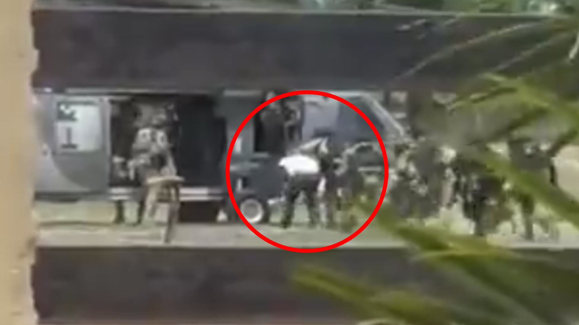 En redes sociales circula un video del presunto ingreso del criminal ligado a Los Chapitos a una aeronave militar. Crédito: Redes Sociales