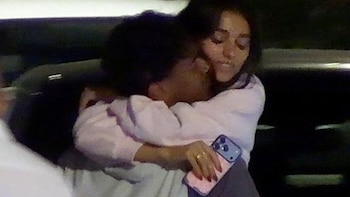 Lamine Yamal, todo un caballero, sorprende a Inés García cogiéndola en brazos tras su escapada romántica a París