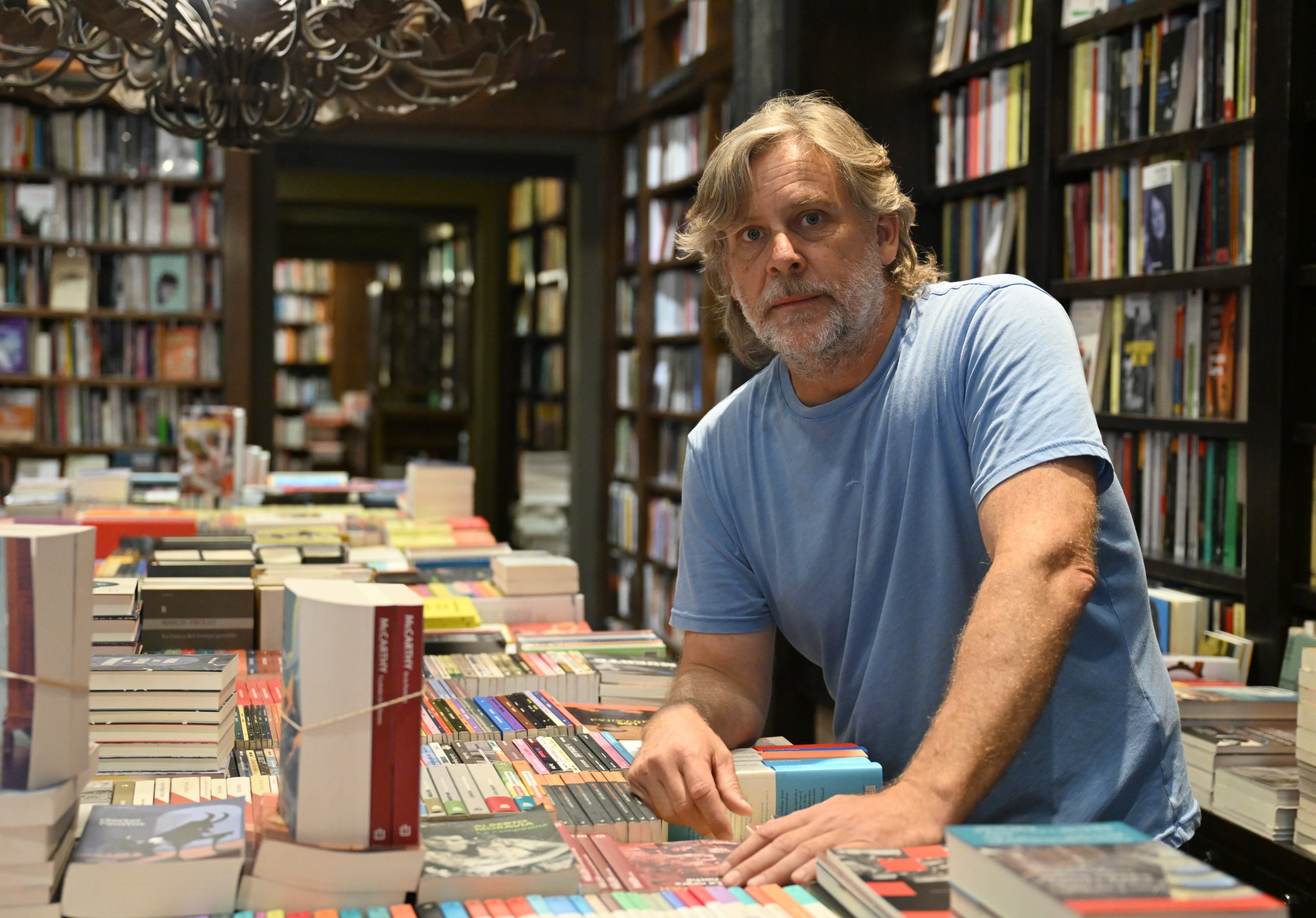 Pablo Braun en la mesa donde pone los libros que definen el perfil de su negocio. (Maximiliano Luna)