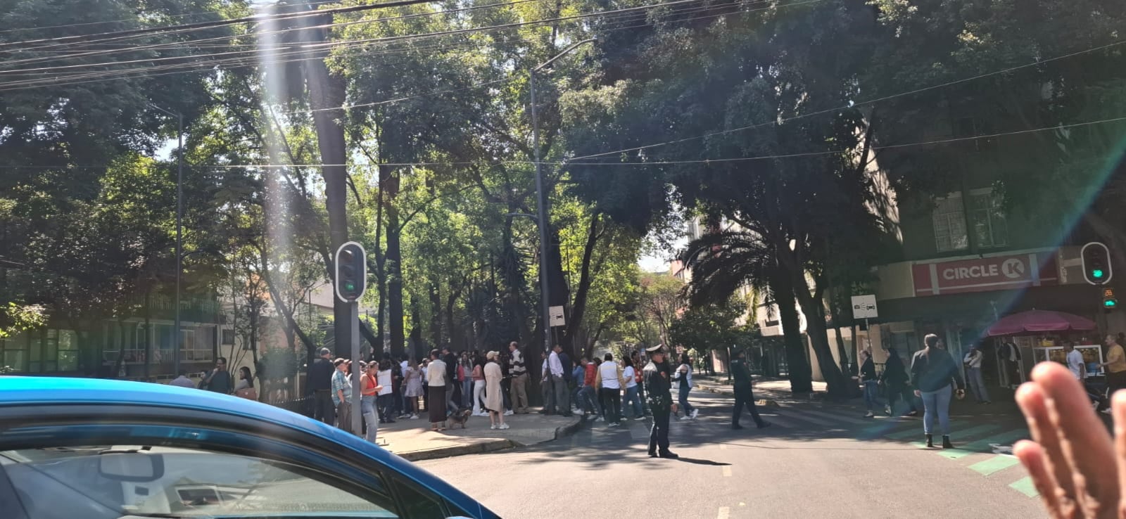 Miles de personas en la Ciudad de México y el Estado de México participan en el simulacro regional de sismo, evacuando edificios tras la activación de la alerta sísmica.