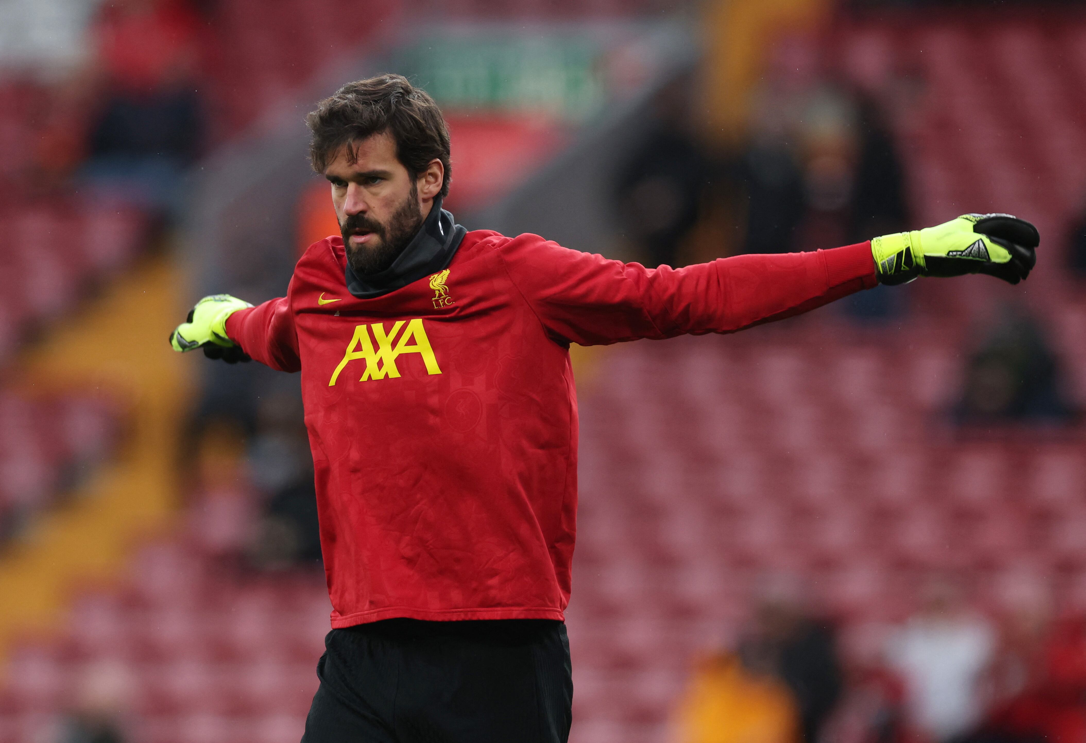 En el calentamiento está el portero brasileño Alisson Becker-crédito Phil Noble/REUTERS