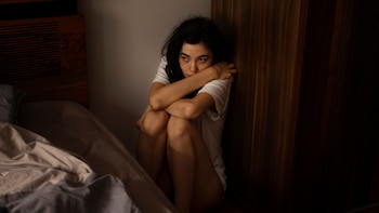 Así es como puedes cortar los bucles de pensamiento por la noche, según un psicólogo: “Intentar dejar la mente en blanco no funciona”