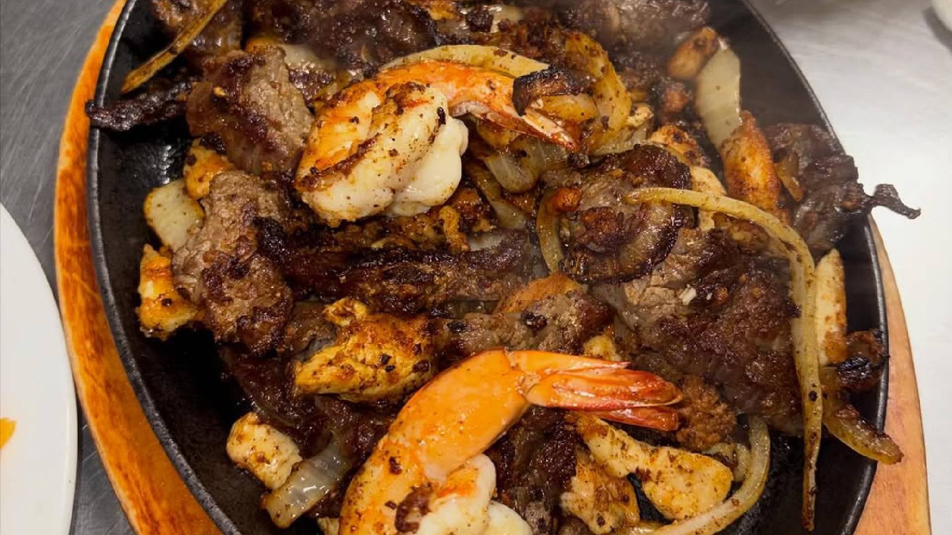 El restaurante contrató a cuatro nuevos empleados tras el repentino crecimiento y reorganizó su cocina para responder a la alta demanda (Instagram: @anasrestaurante_24)