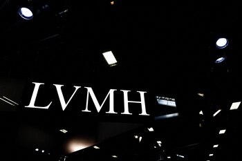 La corporación LVMH mantiene al 2023 una perspectiva de fortalecimiento de su liderazgo en el mercado mundial de lujo, a pesar del entorno económico incierto. (REUTERS/Gonzalo Fuentes)