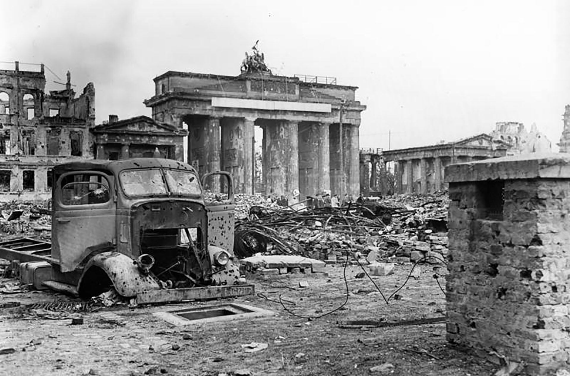La Puerta de Brandeburgo, una postal de Berlín, tal como se veía en los días finales de la segunda guerra mundial