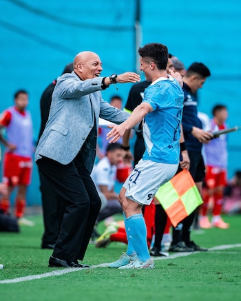 Catriel Cabellos hizo un doblete a mitad de semana con Sporting Cristal ante Sport Huancayo por la Copa de la Liga, y celebró con el técnico Roberto Mosquera. - créditos: Sporting Cristal