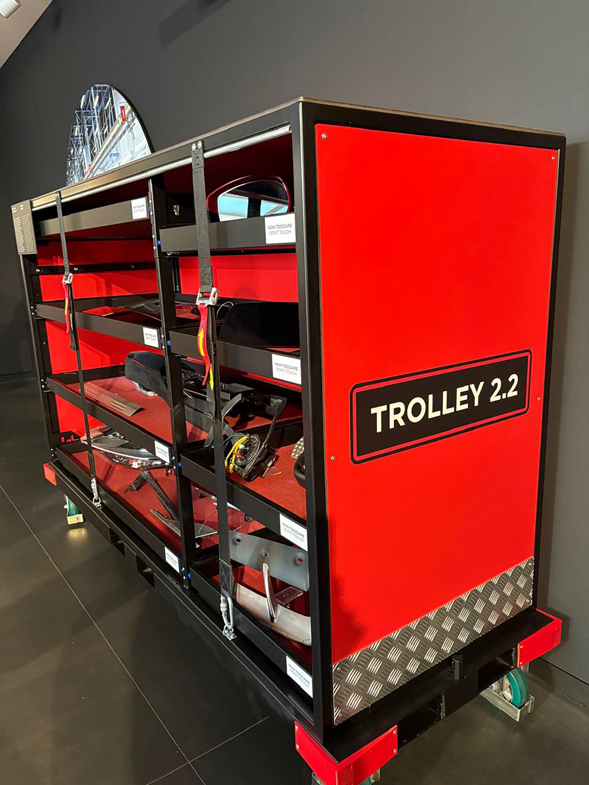 Trolley que lleva las piezas y equipamiento personalizado para cada modelo expuesto en el Museo Ferrari de Maranello.