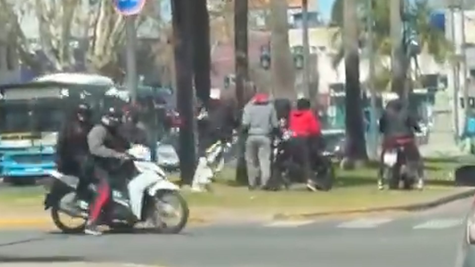 Un vendedor ambulante de banderas de Rosario Central fue atacado y asaltado por una patota en las inmediaciones del estadio.