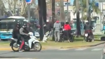 Vendía banderas de Rosario Central en la previa del clásico con Newell's, una patota lo atacó y le robó todo: el gesto de Ángel Di María