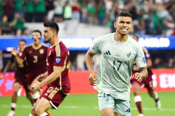 Orbelín Pineda se lamenta tras