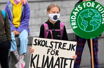 Greta Thunberg sostiene un cartel