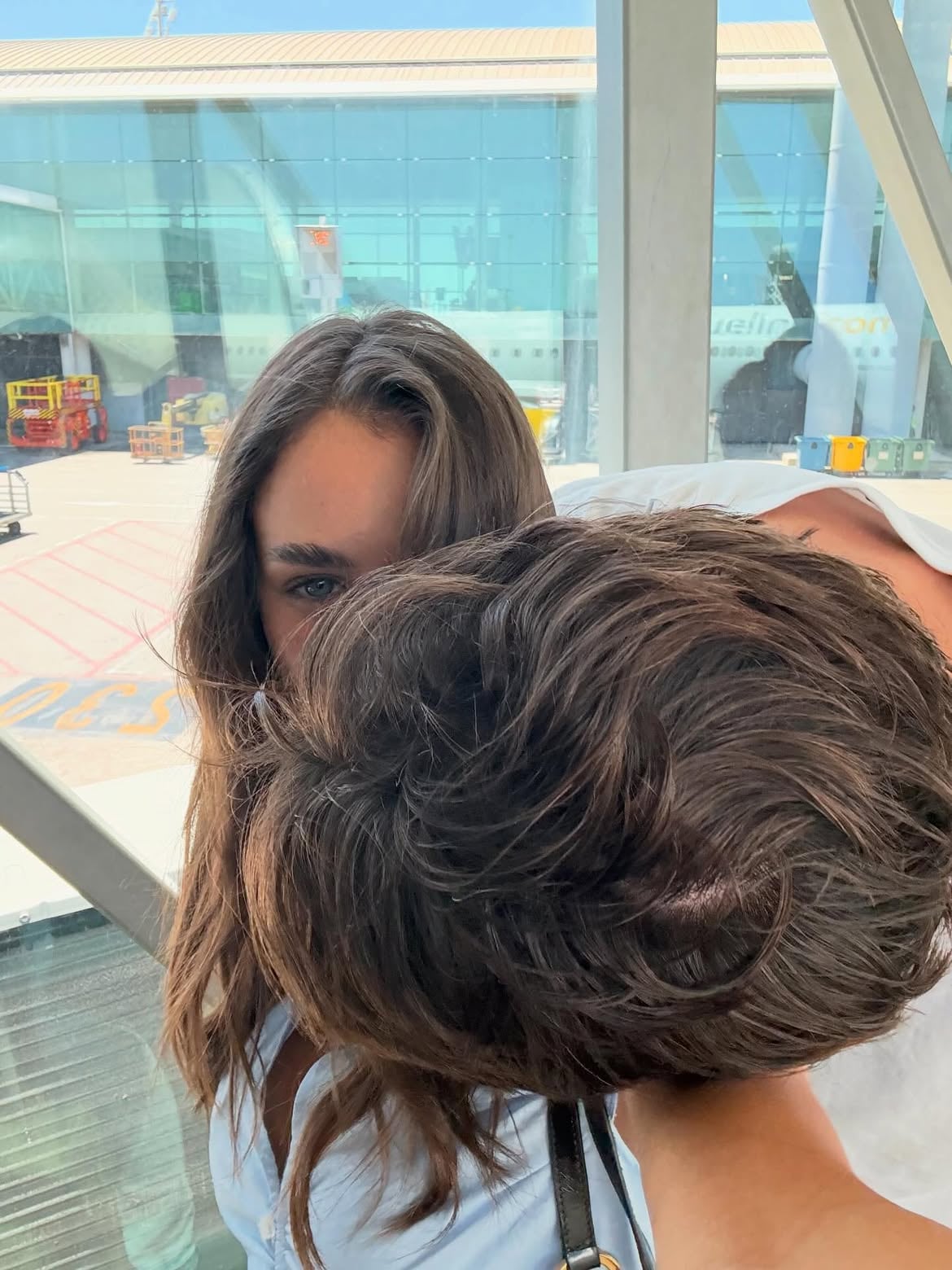 Antes de subir a un avión, Balerdi besa a su novia (IG / @giuliaciancioo)