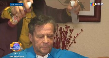 El conductor se dejó "trabajar" por un "brujo"
(Foto: Twitter/@VengaLaAlegria)