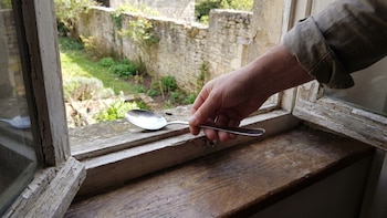 ¿Una cuchara en la ventana? El extraño hábito que te protege de visitantes no deseados