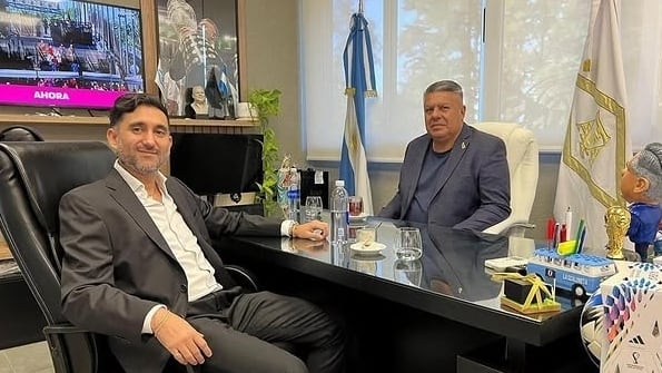 Ariel Vallejo junto a Claudio Tapia